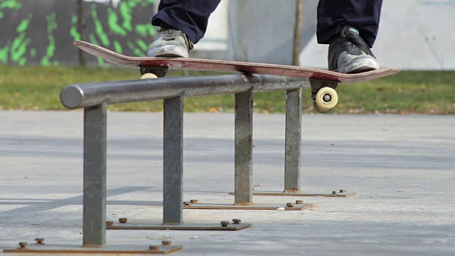 滑板者在滑板公园的轨道上玩滑板，特写镜头在缓慢的运动视频素材