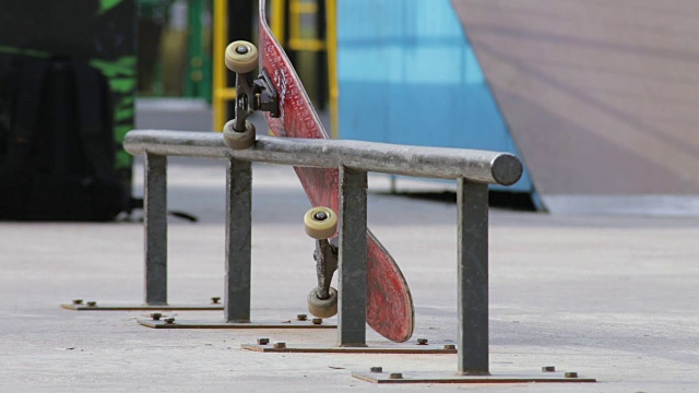 滑板与转轮躺在轨道上在滑板公园，近景视频素材