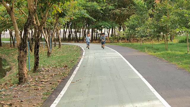 慢镜头可爱的亚洲孩子在公园里玩耍、奔跑视频素材