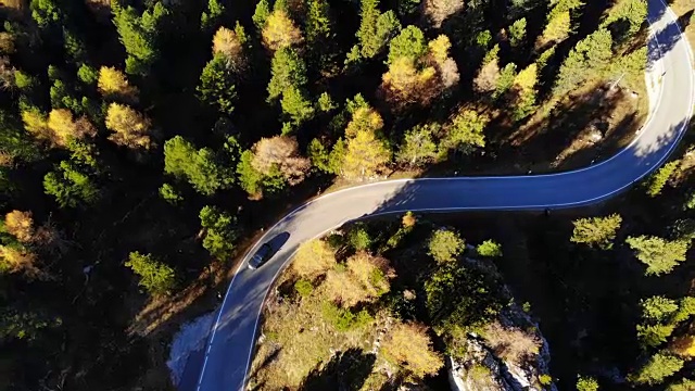 鸟瞰图的汽车驾驶在白云石山脉与秋天的颜色。视频素材