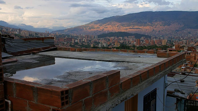 哥伦比亚麦德林“Comuna 13”屋顶，傍晚美丽的水反射视频素材