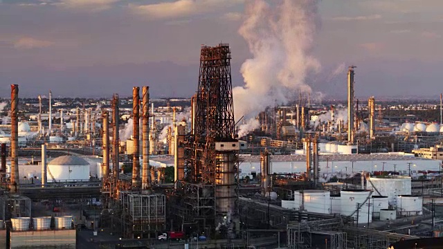 日落时分，巨大的蒸汽云在炼油厂上空翻腾视频下载