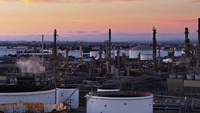 洛杉矶港口大型化工厂后面的桃色日落天空视频下载