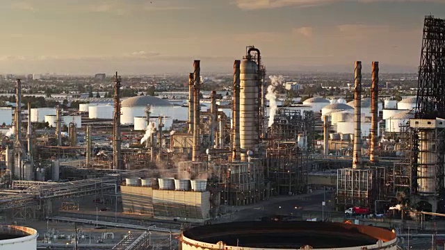 航拍被城市扩张包围的炼油厂视频下载
