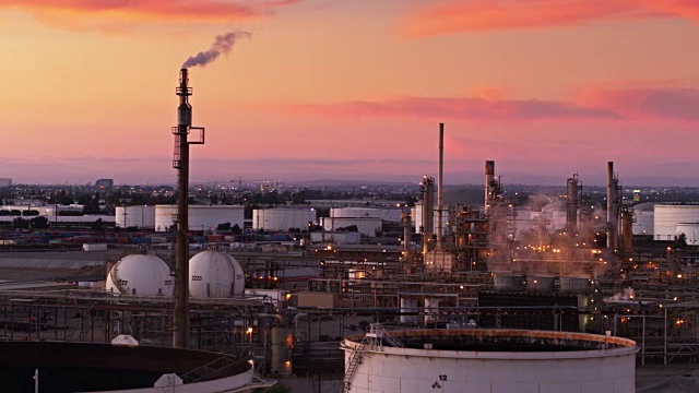 在彩色日落期间的炼油厂烟囱-无人机射击视频素材