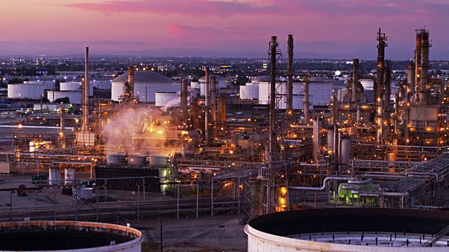 静态无人机拍摄的炼油厂周围的工业区和洛杉矶蔓延视频下载