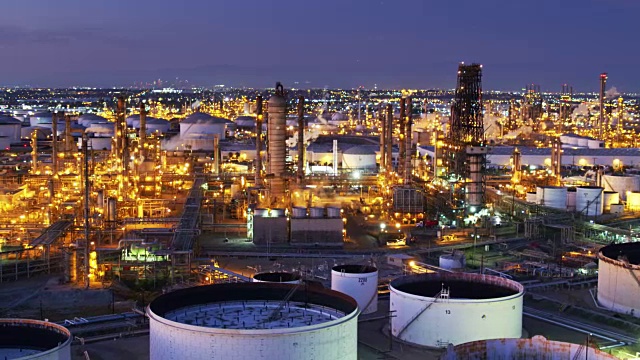 巨大的炼油厂在朦胧的暮色-鸟瞰图视频下载