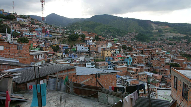 哥伦比亚麦德林“Comuna 13”社区的景色，前景是屋顶视频素材