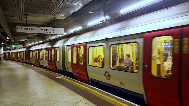 伦敦地铁驶离车站视频下载