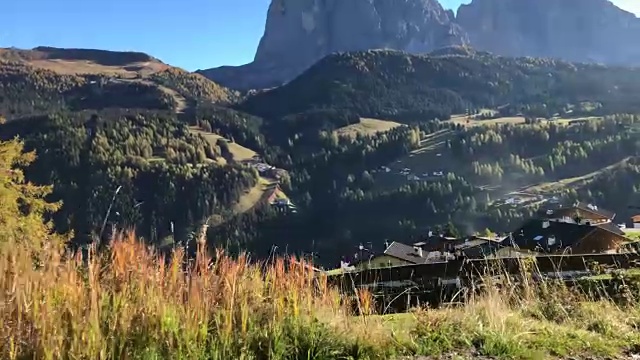 驾车穿过美丽的白云石山，与秋天的颜色。视频素材