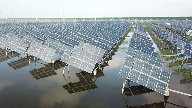 使用可再生太阳能的发电厂鸟瞰图视频素材