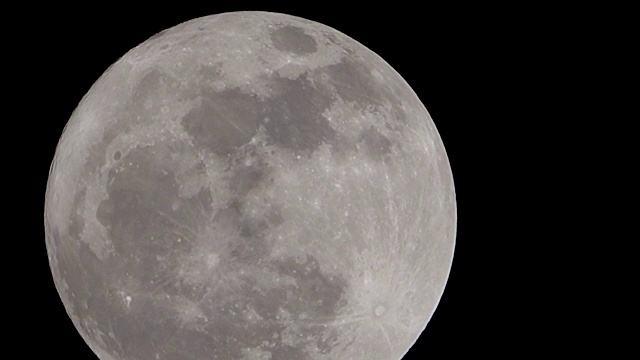 4K:晚上的超级满月视频素材