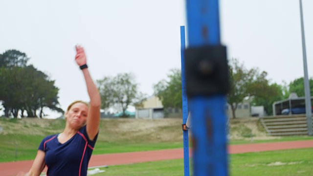 女运动员在4k体育场练习跳高视频下载