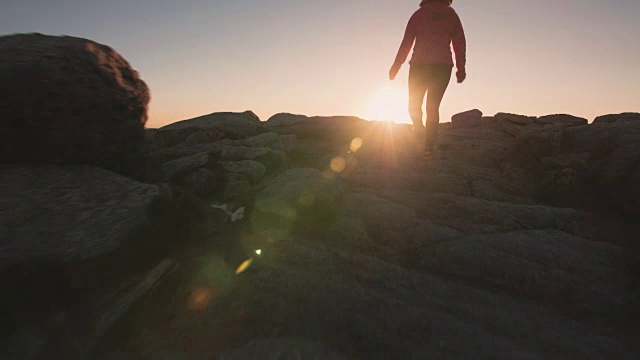 女人在日落山徒步旅行，冒险户外活动的生活方式视频下载