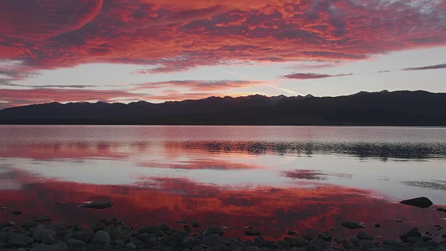 摄于新西兰南岛坎特伯雷高地普卡基湖的日落视频下载