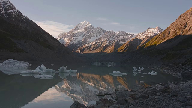 以库克山为背景的冰川湖视频下载