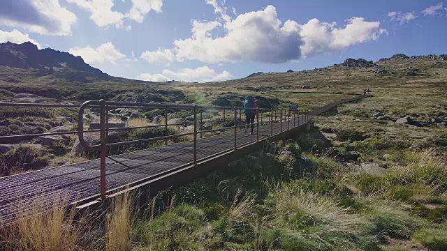 在科修斯科山徒步旅行的妇女视频下载