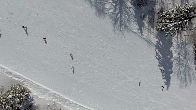 在山脉滑雪的人视频下载
