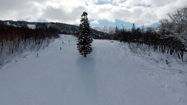 在山脉滑雪的人视频素材