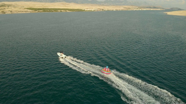 佩格岛海上摩托艇无人机拍摄4k视频素材