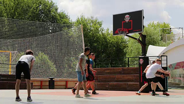 俄罗斯莫斯科高尔基公园篮球场视频下载
