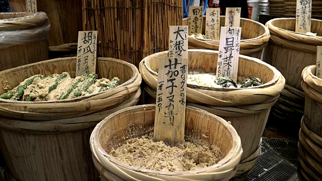 酱汤里的一桶桶腌黄瓜在nishiki市场出售视频素材