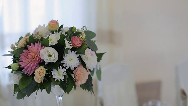 婚礼桌上的鲜花装饰视频素材
