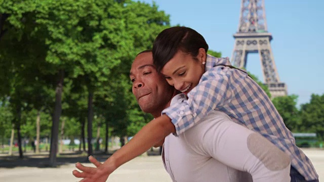 一对可爱的黑人夫妇在巴黎埃菲尔铁塔附近玩耍视频素材