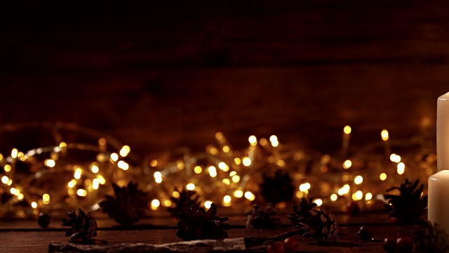圣诞作文与燃烧的白色蜡烛和星星的装饰品视频素材