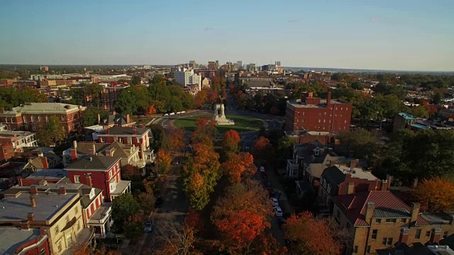 无人机-在秋天从树梢上揭示城市天际线视频下载