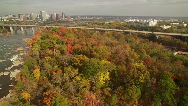 无人机-揭示城市天际线和河岛在秋天视频下载