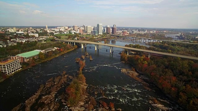 无人机-在秋季高空拍摄河流和市中心视频下载