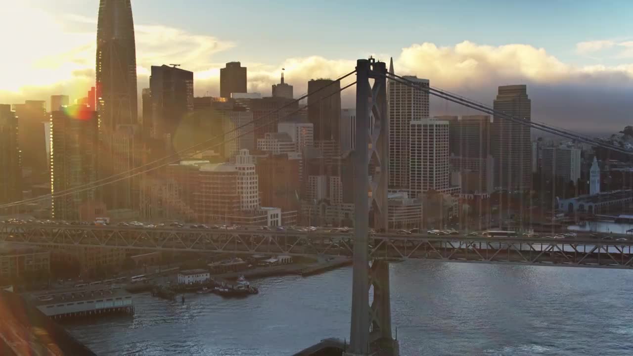 航拍的旧金山Embarcadero和金融区后面的海湾大桥视频下载