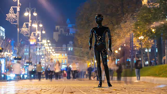 在傍晚的街道上，人体模型站在人群中。时间流逝视频素材