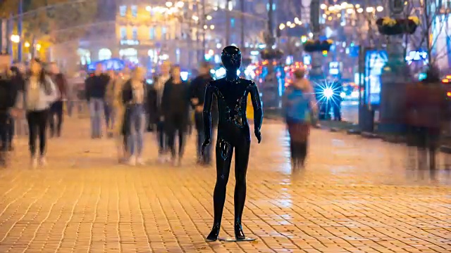 在傍晚的街道上，人体模型站在人流中。时间流逝视频素材