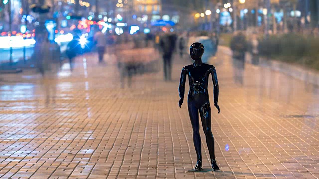 傍晚的街道上，黑色的人体模型站在人流中。时间流逝视频素材