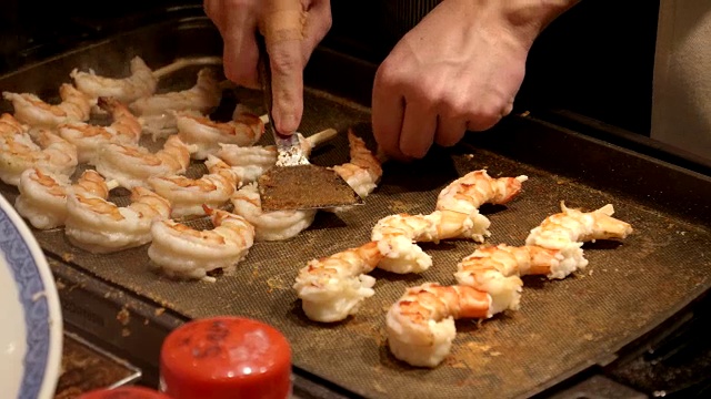 在京都nishiki市场烤虾的小贩视频素材