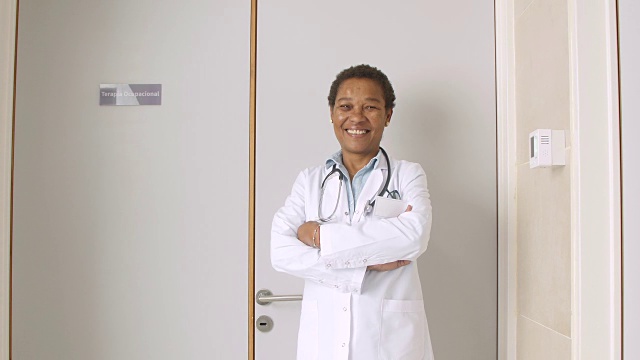 开朗自信的黑人医生在医院看着镜头微笑视频素材