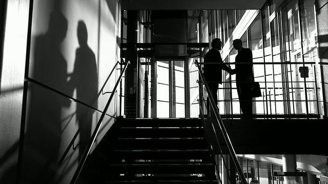 商业伙伴在楼梯间碰面视频下载