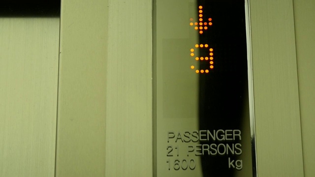 电梯内数字显示楼层编号从12降至0。视频下载