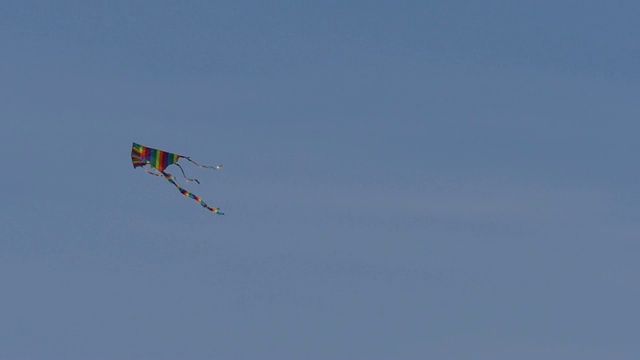 风筝在蓝天中迎风飞翔。视频下载