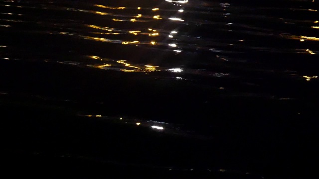 大海上的黑浪被月光照亮，在夜晚被拍摄。视频素材