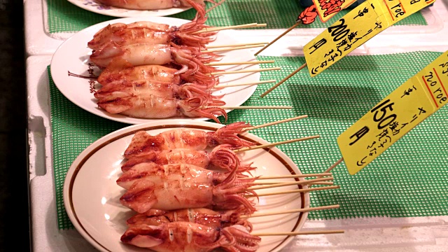 烤鱿鱼仔在京都nishiki市场出售视频下载