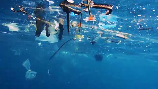 环境问题:海洋中的一次性塑料视频素材