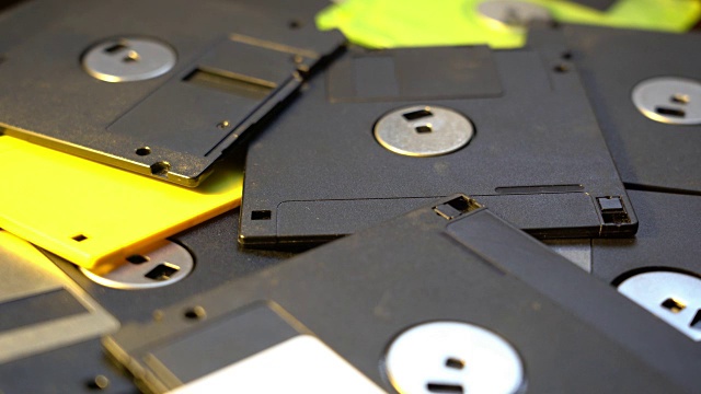 老软盘数据中心的概念背景，成堆的旋转软盘技术过时视频素材