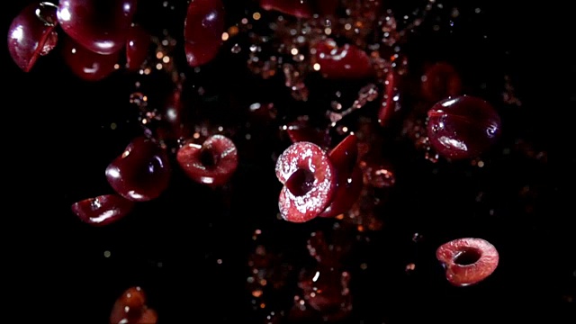 整颗和半颗带果汁的樱桃飞向了镜头视频下载