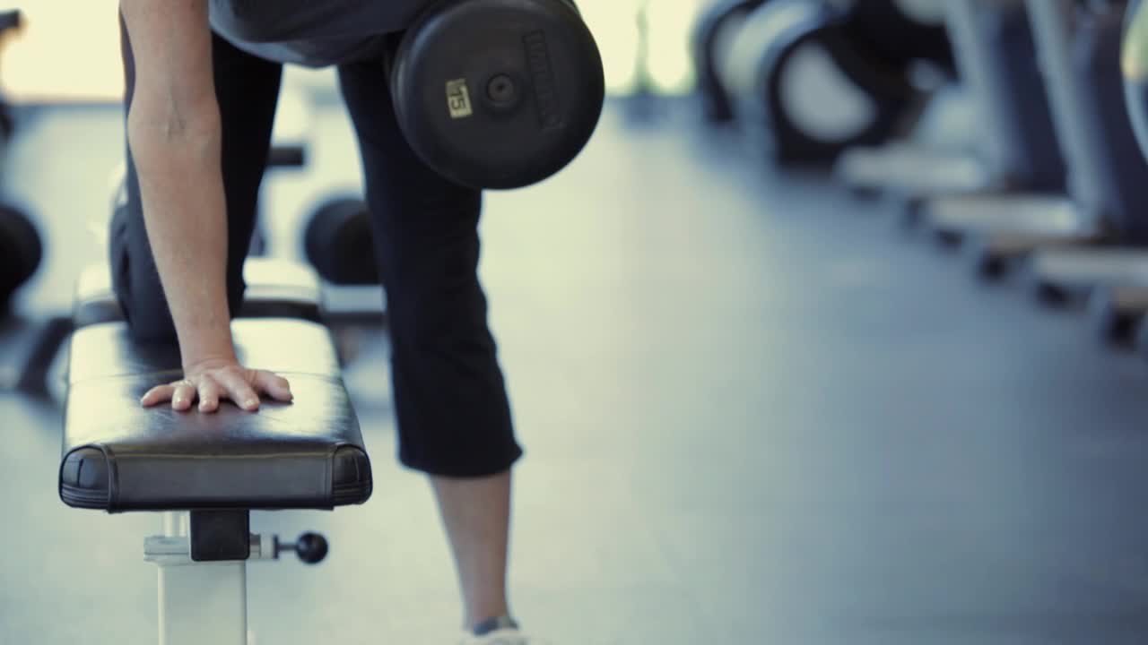CU TU TD与哑铃的女子在健身房锻炼/温哥华，不列颠哥伦比亚，加拿大视频下载