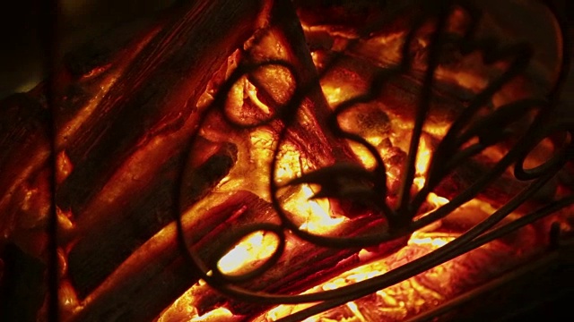 室内橙色火焰的电动人工壁炉视频素材