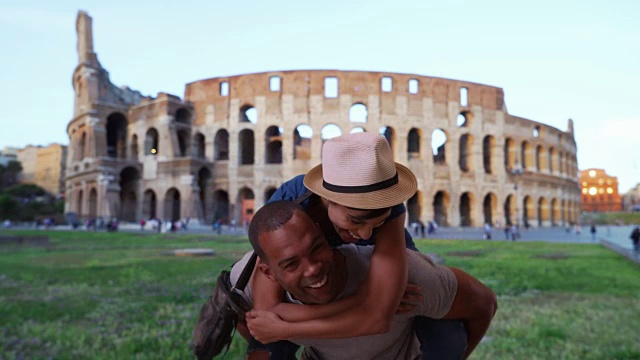 英俊的黑人男子惊讶的精力充沛的女朋友在罗马附近的竞技场视频素材