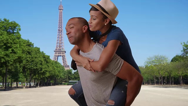 爱的非洲男人和他的女朋友在埃菲尔铁塔附近旋转视频素材